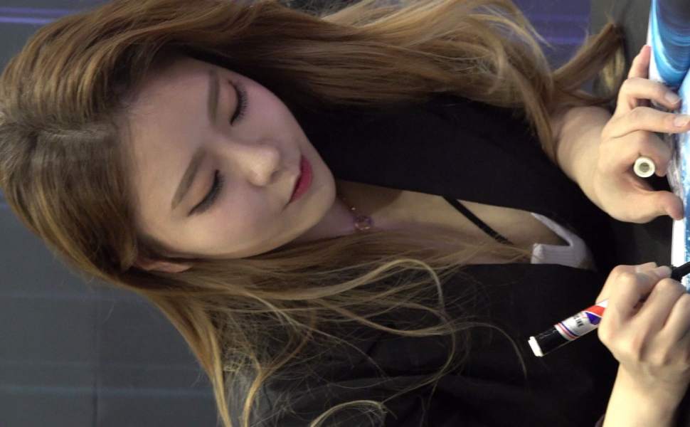 20岁白嫩小美女私下秒变骚母狗！户外跪舔洋人大棒，喝尿无套野战内射，清纯人设崩塌