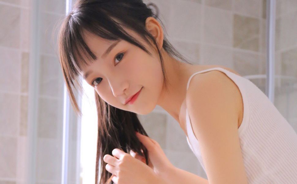 网络主播涉嫌低俗直播：高颜值女性穿着性感黑丝内衣，使用道具表演不雅动作