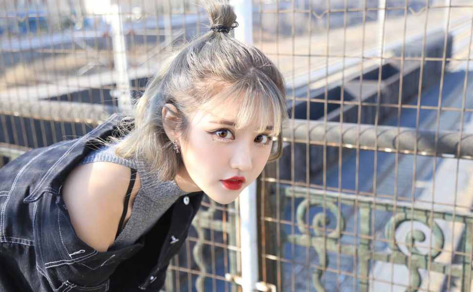 从福利姬到网红梦碎：抖音44万粉博主Meena成美男被扒下海旧视频，人设全面崩塌