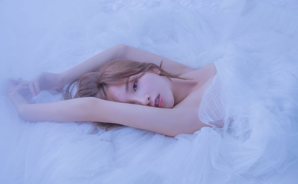 清纯眼镜女孩季翰文私下形象大反转，居家自慰视频曝光引热议