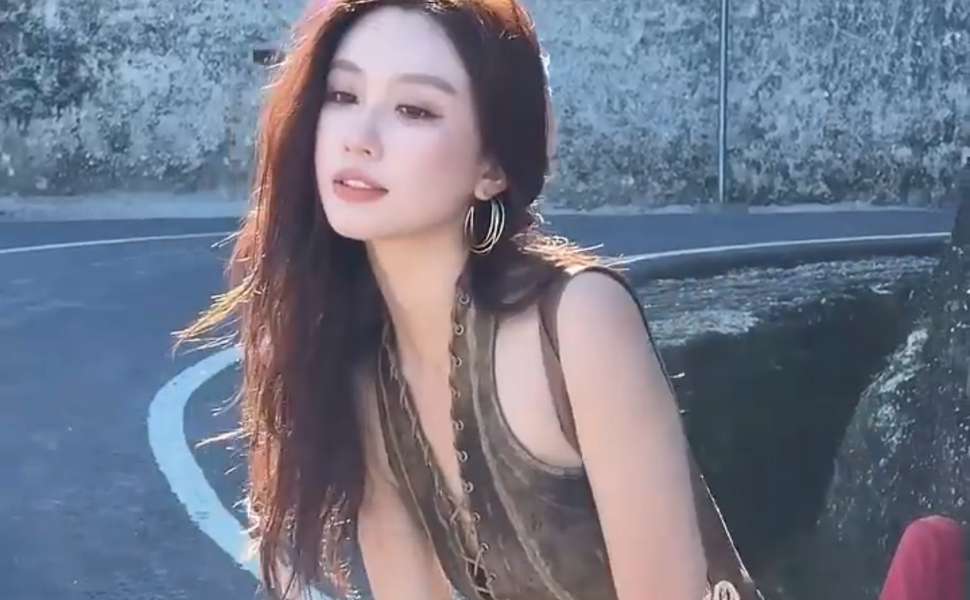 辣妈出月子就约炮？哺乳期出轨黑丝骑乘，奶水喷情夫一身！这剧情太刺激了